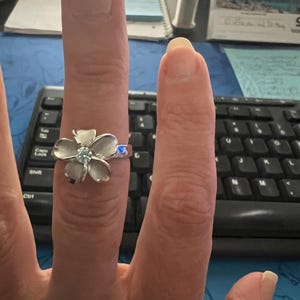 プルメリアの花をモチーフにしたステートメントリング、CZクリスタル
