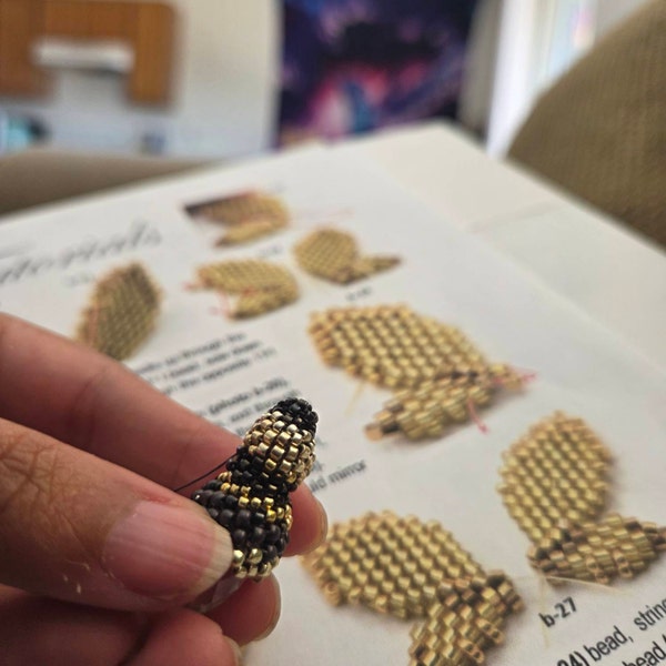 Austėja the Queen of Bees Beaded Pendant Tutorial, Seed Bead Pattern by ...