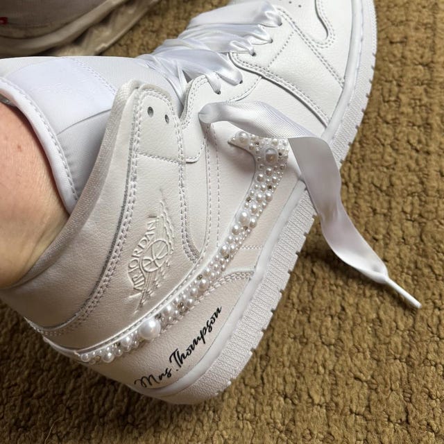 Zapatillas Air Jordan Mid blancas con cristales de Swarovski y