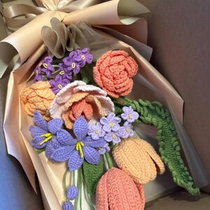 手作りかぎ針編みの花束：チューリップとバラのアレンジメント、彼女