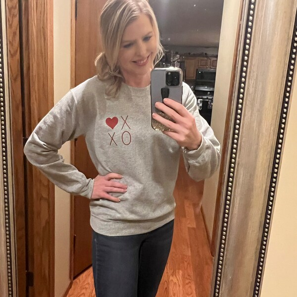 Valentine’s Day XOXO Glitter Round Neck Sweatshirt