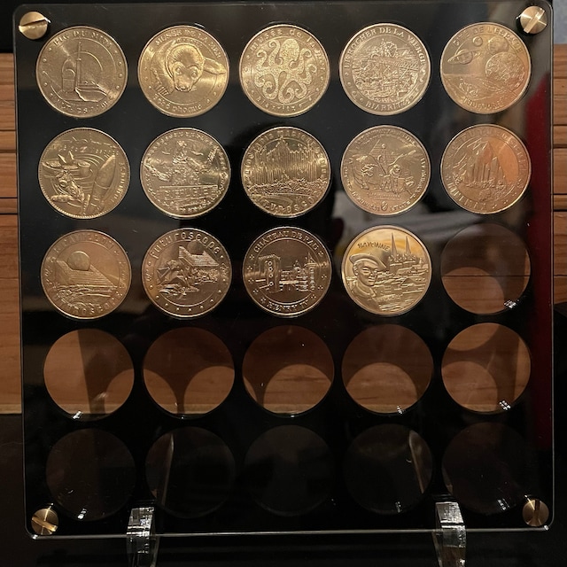 Présentoir en plexiglas pour médailles souvenirs de la Monnaie de Paris