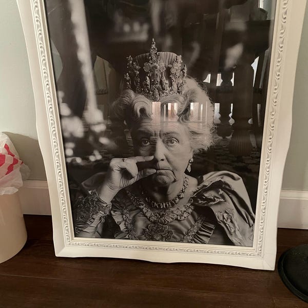 Funny Bathroom Wall Art Decor, Vintage Queen Portrait Gift for Friend ...