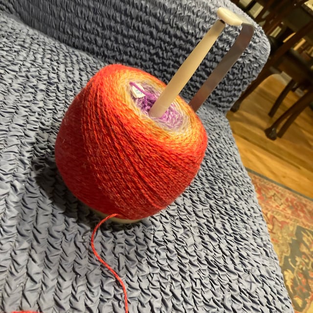 Ribbons Wool Jeanie Magnetic Pendulum Yarn Knitting and Crochet Yarn Feeder  Holder, golden
