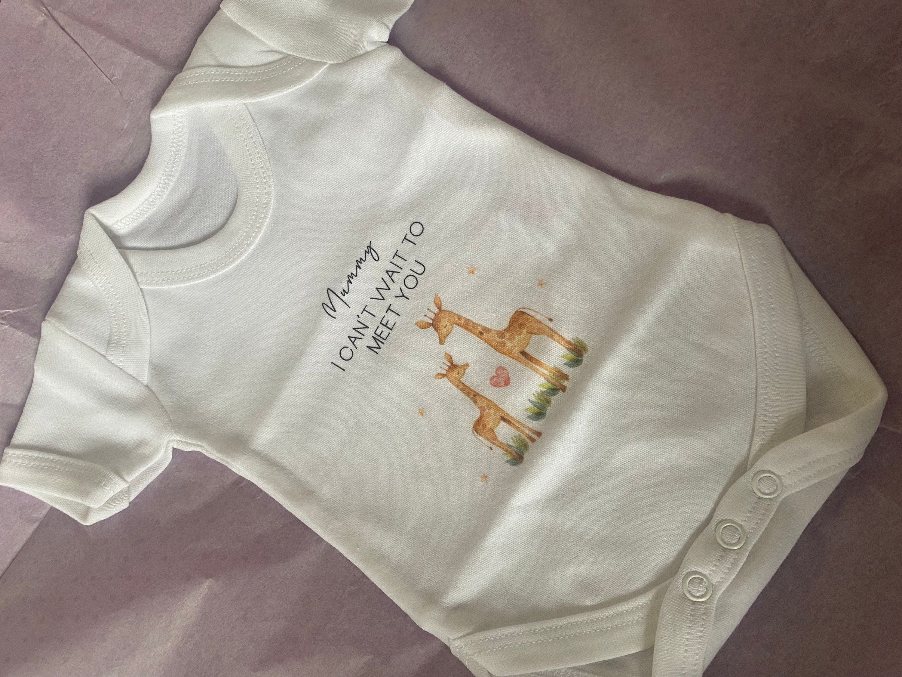 Personalised Nanny Grandad I Can&#39;t Wait To Meet You Giraffe Baby Announcement Vest | Pregnancy Reveal | Newborn | Baby Shower Gift Present
