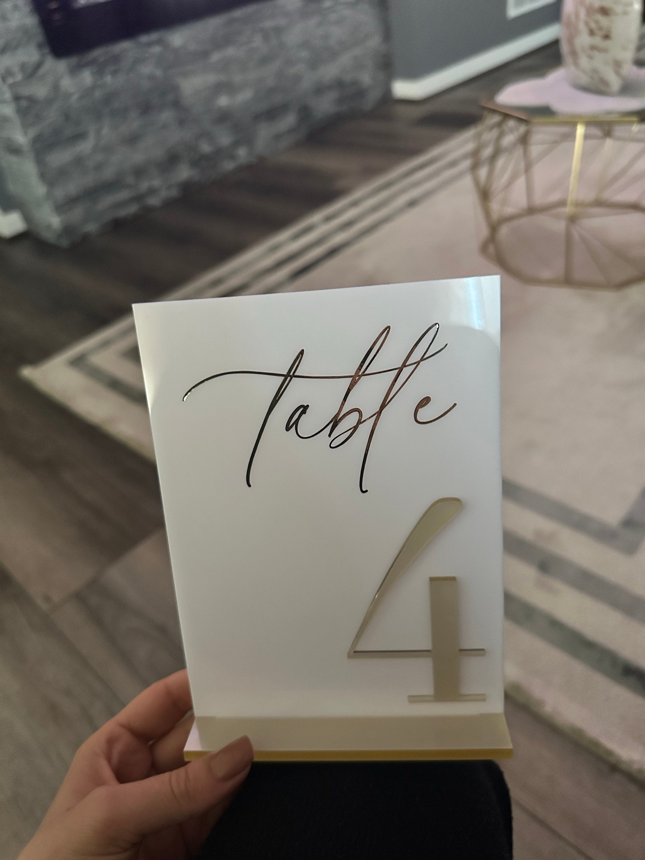Tischnummern für Hochzeiten - Weiße Acryl-Tischschilder mit 3D-Goldspiegel - Tischdekoration für Hochzeiten - Tischnummern mit Ständern - Tischdekoration für Hochzeiten