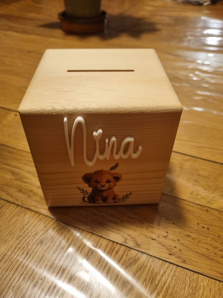 Personalized wooden money box for children: securely lockable and decorative. Ideal gift for birthdays, christenings or Easter.