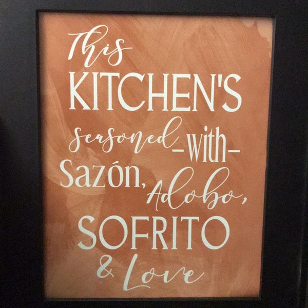 Insegna In Legno Per Cucina "This Kitchen Is Seasoned With Sazon Adobo Sofrito & Love" – Decorazione Portoricana Personalizzata - 4