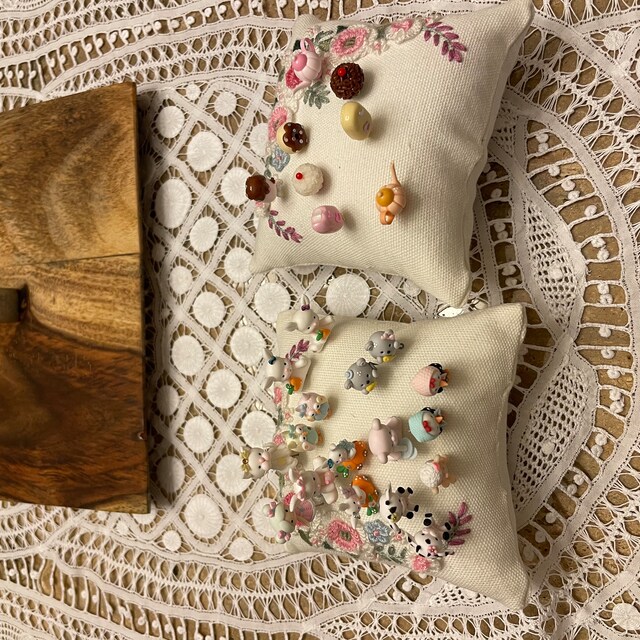 バラの花の刺繍入りピンクッション、手作り、正方形のピンクッション