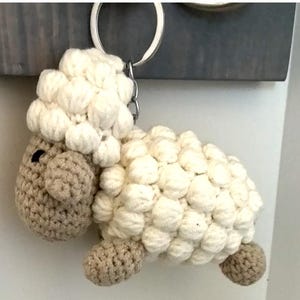 かぎ針編みの羊のキーホルダー：手作りの羊の編みぐるみバッグ