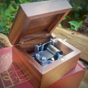 Carillon In Legno Titan Con Manovella - Music Box Regalo Per Compleanno O Natale - Foto 3