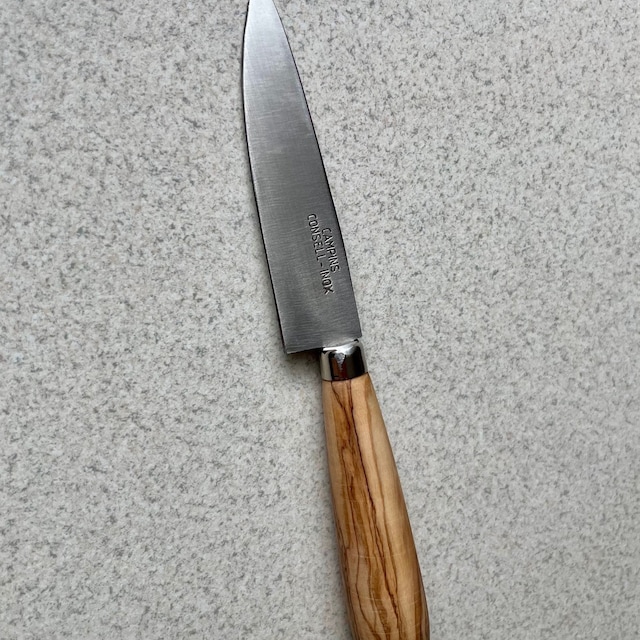 Cuchillo de carne para mesa con motivo flor y mango en madera de olivo
