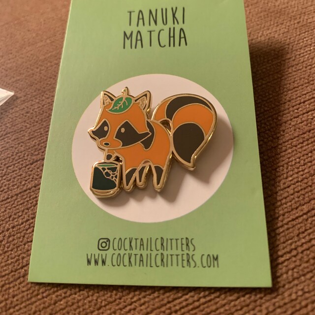 たぬき抹茶エナメルピン：日本のタヌキチャーム - Etsy 日本