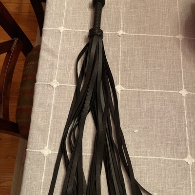 Flogger En Cuir De Vache Véritable, Fait Main, 6 Lanières, Noir, Roses - BOOMER ARTICLES