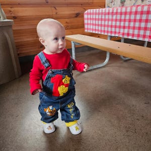 くまのプーさんのバースデーオーバーオール - 1歳の誕生日の衣装