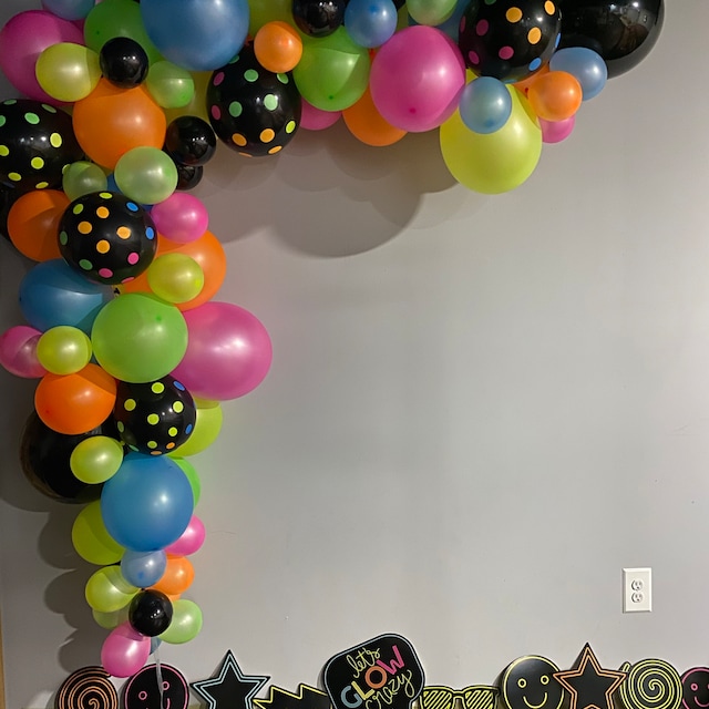 NEON Balloon Garland Kit / NEON Balloon Arch / Disco Party / 70's Party  Decor / Brilla con luz negra / Hecho a mano en EE.UU. -  México