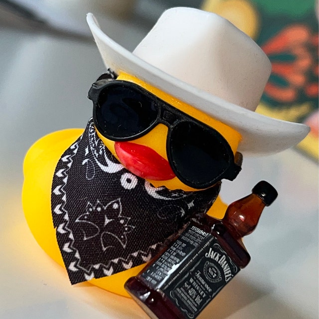 XFSRG 2 Pezzi Paperella di Gomma a Forma Diamante Divertenti Papere di Gomma Decorazioni Cruscotto Auto Ornamenti con Cappello da Cowboy Occhiali da Sole per Scrivania Ufficio Decorazioni