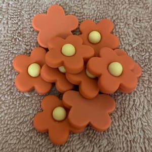 Asaisimg 120 ciondoli a forma di fiore in resina con retro piatto, a forma di margherita, girasole, rosa, mini ciondoli cabochon in resina di colori misti, ciondoli per fai da te, fermagli