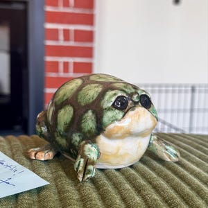 手作りの陶器製カエルの置物：奇妙な彫刻アート、レインフロッグ