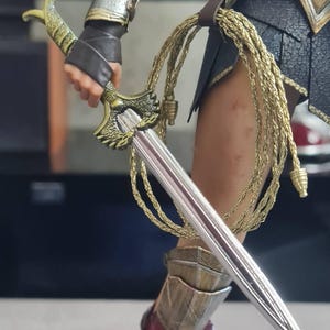 1/6スケールのミニチュアワンダーウーマンソードソリッドメタル武器