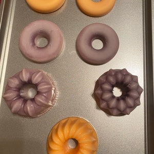 Pack of 50 Round 6 Cavity Pie Shaped Melt Clamshell w//Hang Tab