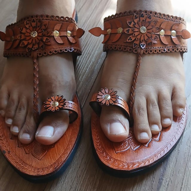 Handmade Leather Kolhapuri Sandals: Dark Tan Ethnic Indian  display picture 2