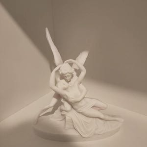 キューピッドとプシュケの像、鋳造大理石のギリシャ神話エロス彫刻
