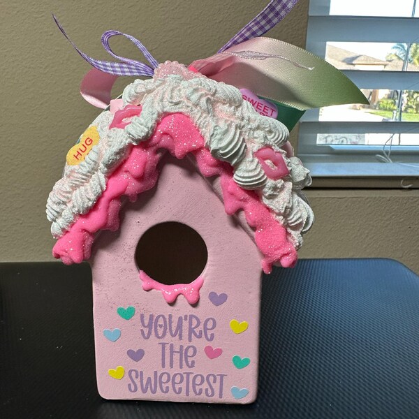 Illustration of Birdhouse Ideas With Tray And Rain Protection