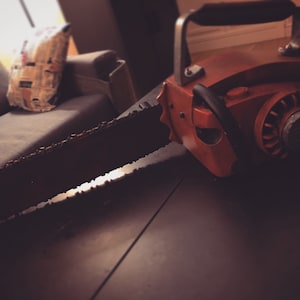 Syndicate Collectibles Teases a Full Size Replica of Ash's Chainsaw Hand from  the 'Evil Dead' Movies! - Bloody Disgusting