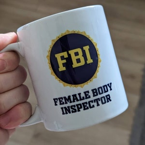 11 Unzen Keramikbecher – FBI Female Body Inspector Spruch Tasse – Weiß – Lustiges Geschenk Für Jeden Anlass