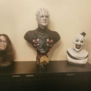 古典的なホラー映画にインスパイアされたピンヘッド・セノバイトの胸像