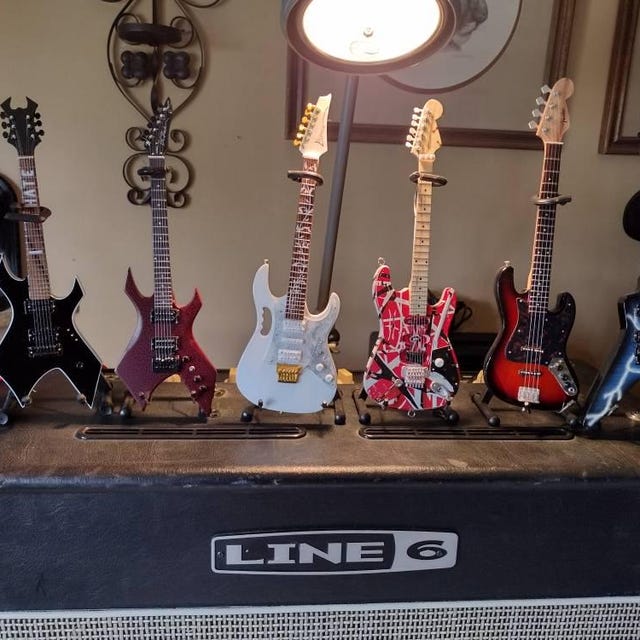 Mick Thomson Guitarra En Miniatura 25 Cm Con Soporte Y Caja De Exhibición – Regalo Para Músicos Y Fans De La Guitarra