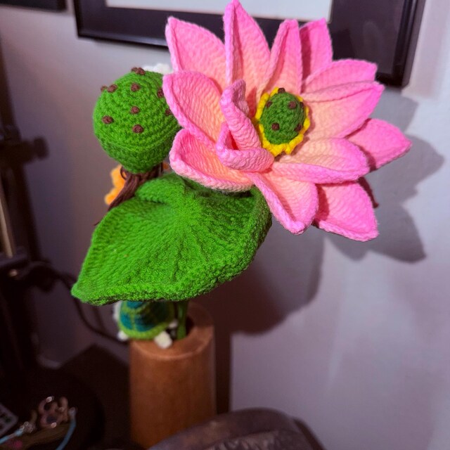 完成したかぎ針編みの蓮の花束。ピンクの蓮の花と種子鞘。かぎ針編みの