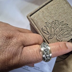 エンボス加工されたチベット仏教の金剛杵スターリングシルバースピナー