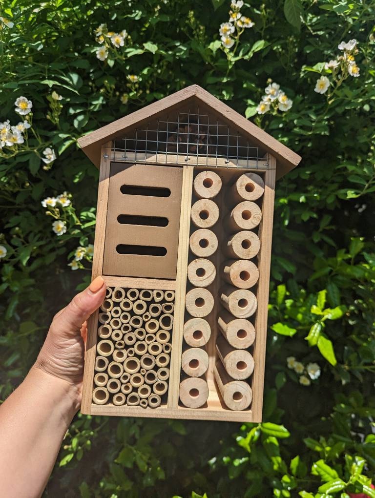 Sunny Pollinator Hotel Mehrzimmerhaus - Blattschneider &amp; Mauerbienen Insektenhabitat Einheimische Gärten Bio-Garten Gärtner Natur Geschenk