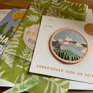 山の刺繍入りアイロン接着パッチ | 刺繍バッジ | 山のパッチ