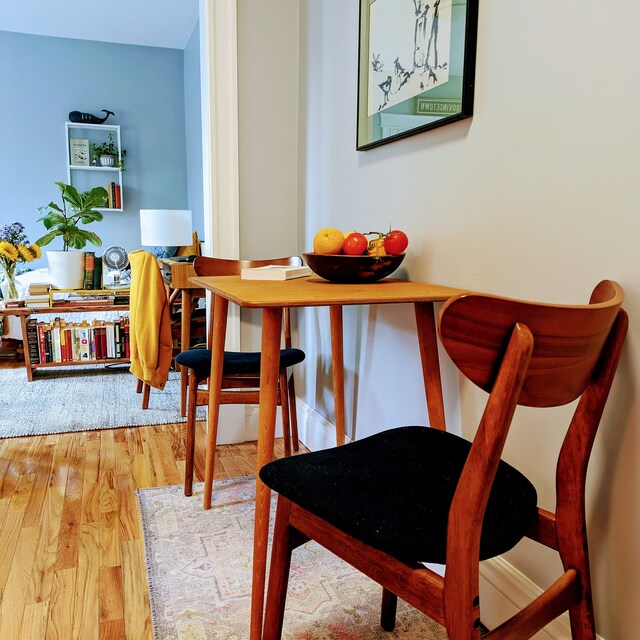 Kleiner Retro-Esstisch aus Walnussholz für die Küche, schmaler Esstisch im Mid-Century-Modern-Stil