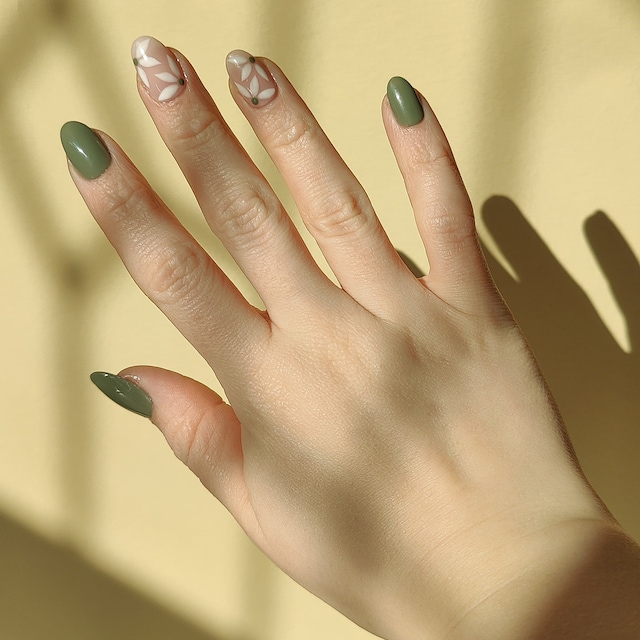 Green Daisy Nude Luxury Press On Nails – Prestige Nails