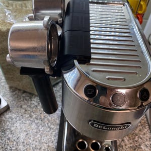 デロンギ デディカアルテ タンパー コーヒーフィルターホルダー デロンギ デディカ ポルタフィルター ホルダー: エスプレッソ マシン用