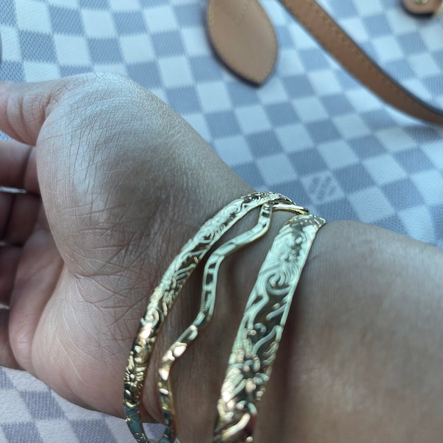 Wavy Bangle With Heart Wave Charm and Gray Black Shell Pearl Wavy Bangle With Heart Wave Charm and Gray Black Shell Pearl