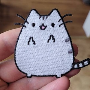 Toppe Per Maglioni In Lana Urbanski Patch Gatto Curioso Carino Termoadesiva 7 X 5,6 Cm | Applicazione Da Stirare O Cucire Toppa Ricamata