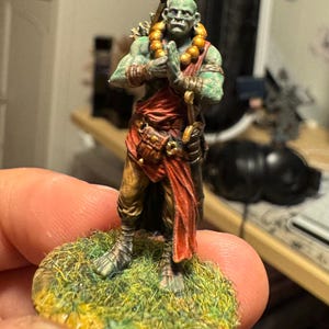 ハーフオークの僧侶のミニチュア | 武道家戦士 | 樹脂製RPGフィギュア