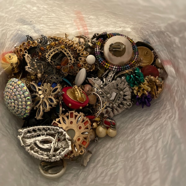 2 Pounds Junk Jewelry Lot Craft Not Wearable Broken Rhinestones 2 Pounds Junk Jewelry Lot Craft Not Wearable Broken Rhinestones