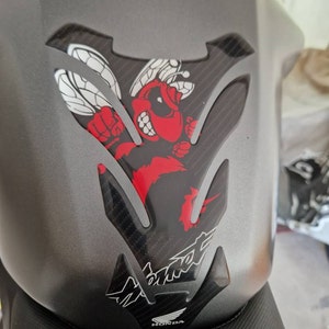 Protège Réservoir Moto Honda Hornet - Adhésif 3D Résine | 14.5x20 Cm | Modèle PHA001R