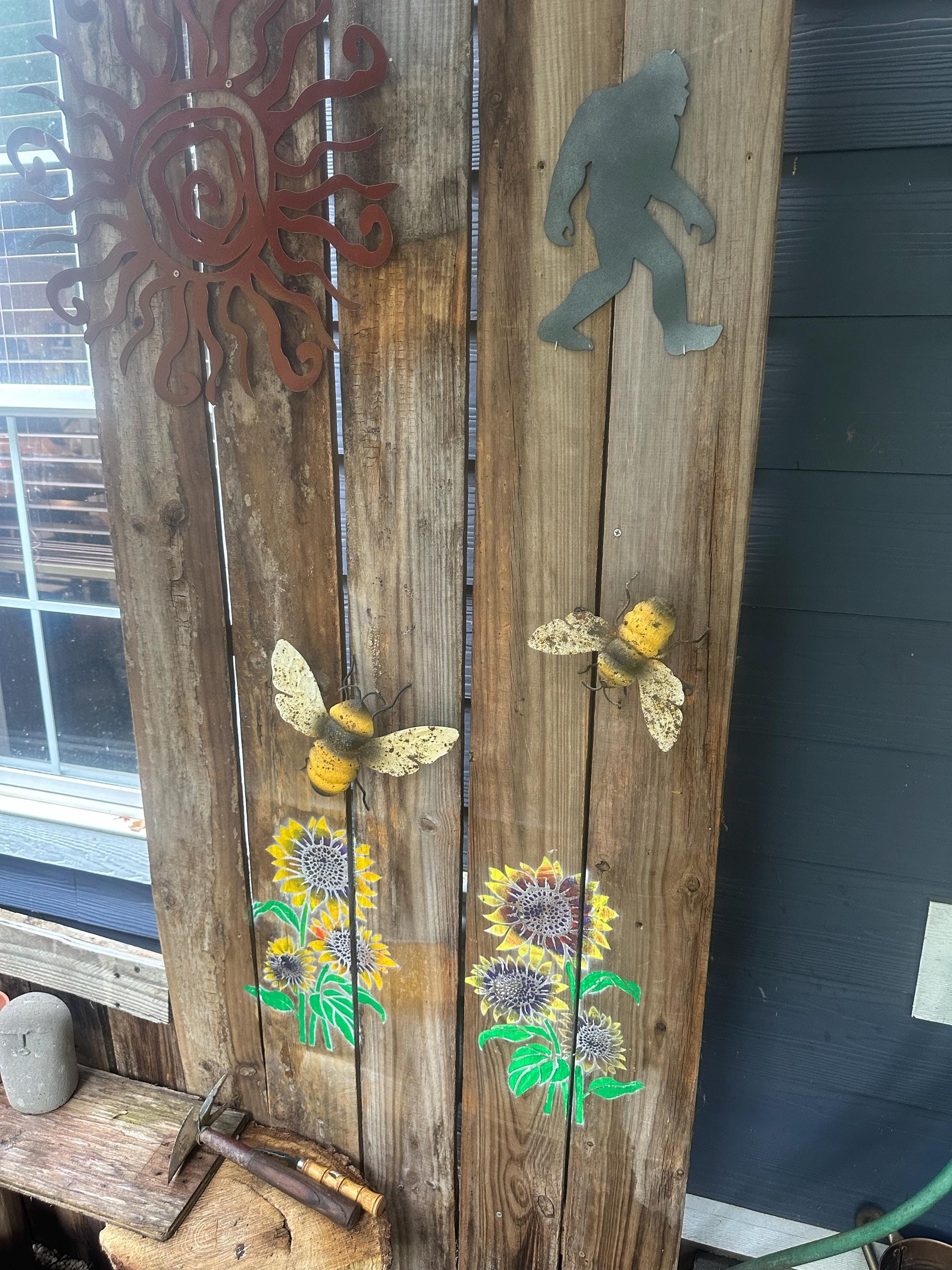 Rustic Metal Bee Wall Hanging Garden Decor Set of 2