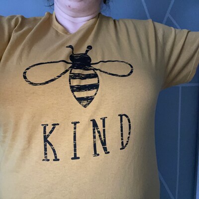 Bee Kind Unisex Tee – In Clover Company - Foto 7