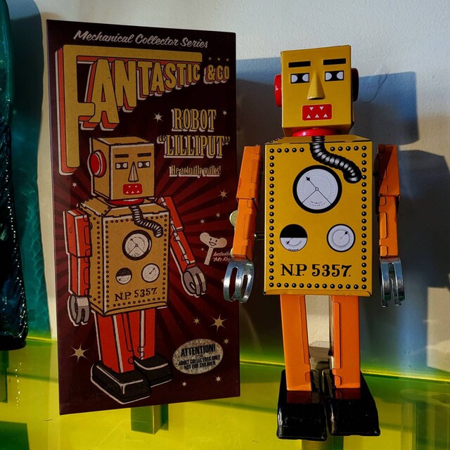 Giant Lilliput Robot Limit Edition.vintage Wind up Tin Toy