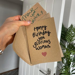 Biglietto Di Compleanno Divertente Per Donna "Sending Positive Vibes" | Inglese, Con Busta Arancione E Adesivi | Interno Vuoto, Carta Spessa 300g/m² - 2