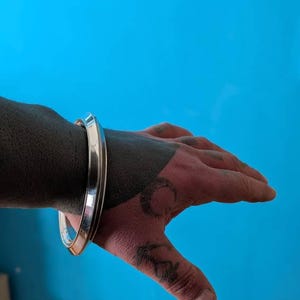 Sarbloh Iron Sikh Kada: Grooved Edge Titanium Steel Bangle - Etsy