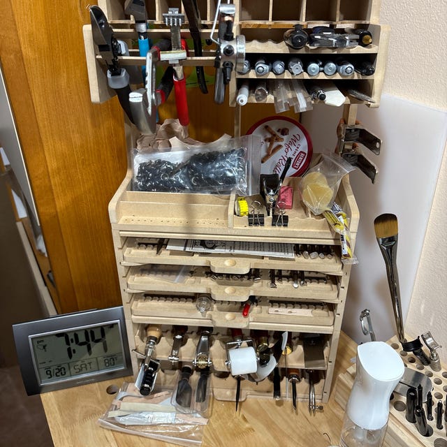 木製工具棚、革工芸用工具ホルダー、工具整理棚、工具ディスプレイ
